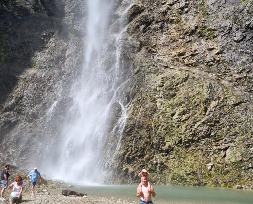 la-norma-chalet - Saint-Benoit waterval in Avrieux, jongen voor de waterval