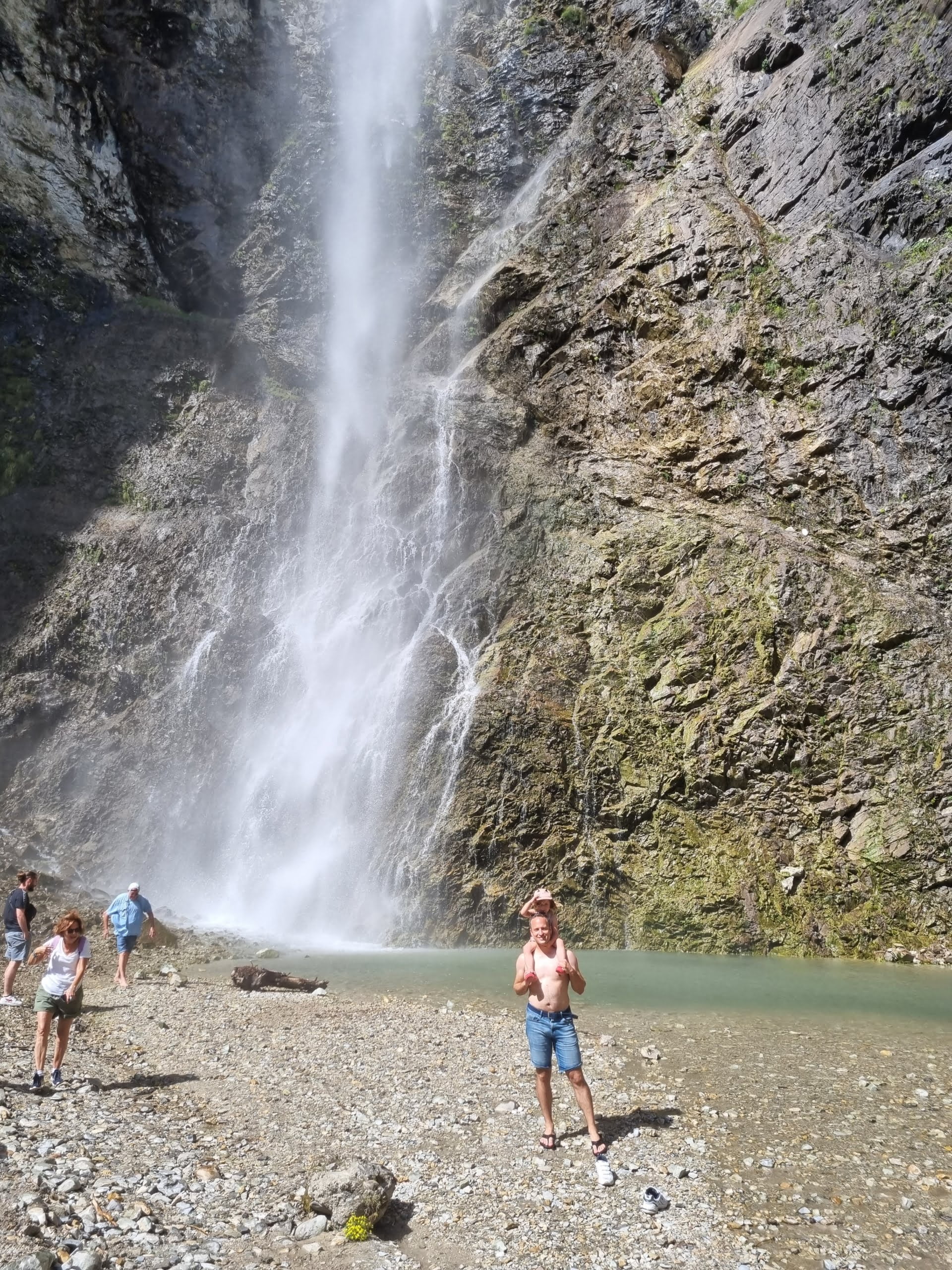 la-norma-chalet - Saint-Benoit waterval in Avrieux, jongen voor de waterval