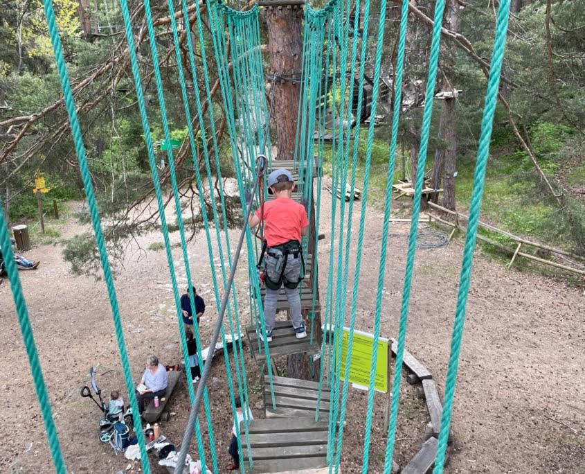 klimpark ‘Parcobranche du Diable jongen op klimparcours