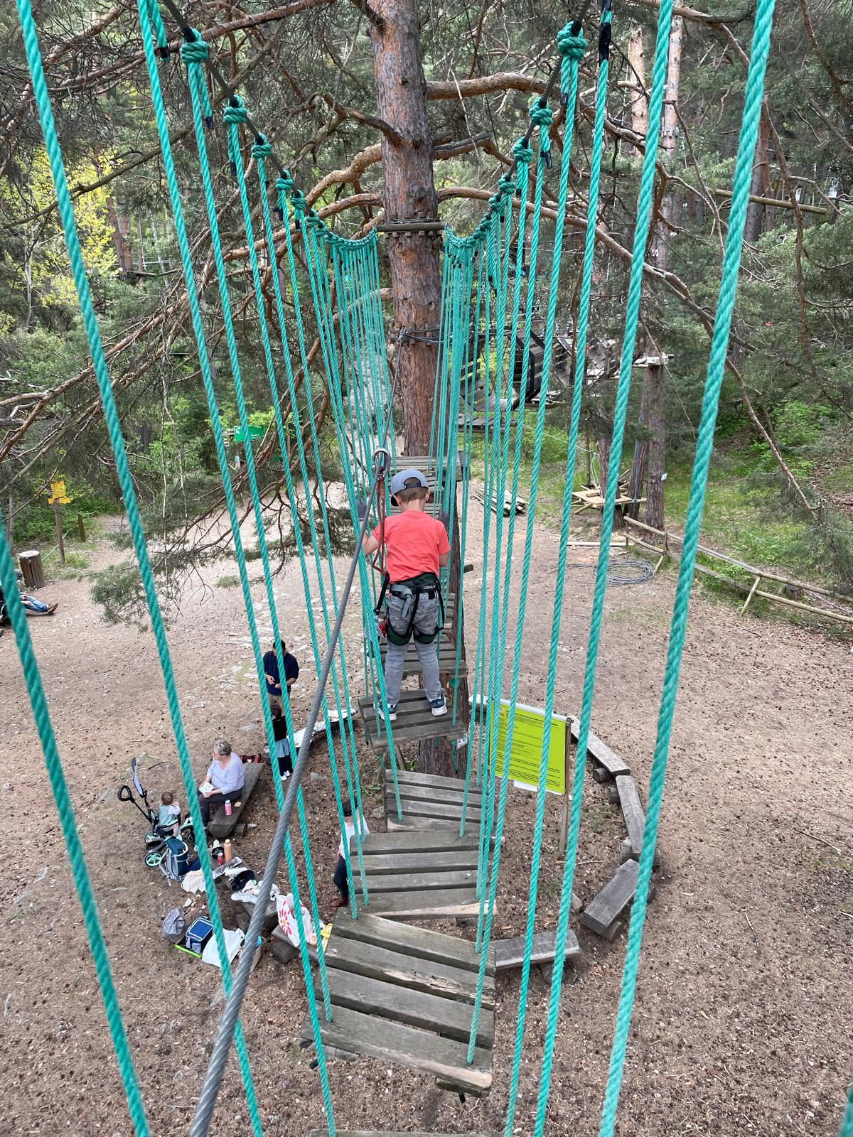 klimpark ‘Parcobranche du Diable jongen op klimparcours