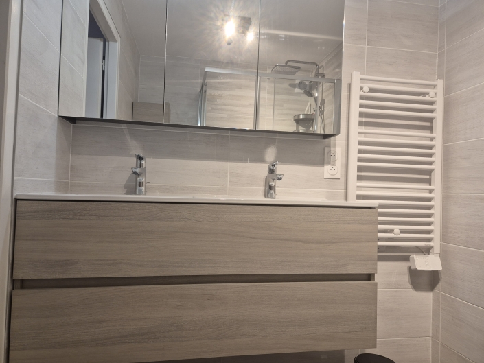 La Norma Chalet 96 - nieuwe luxe badkamer dubbele wastafel