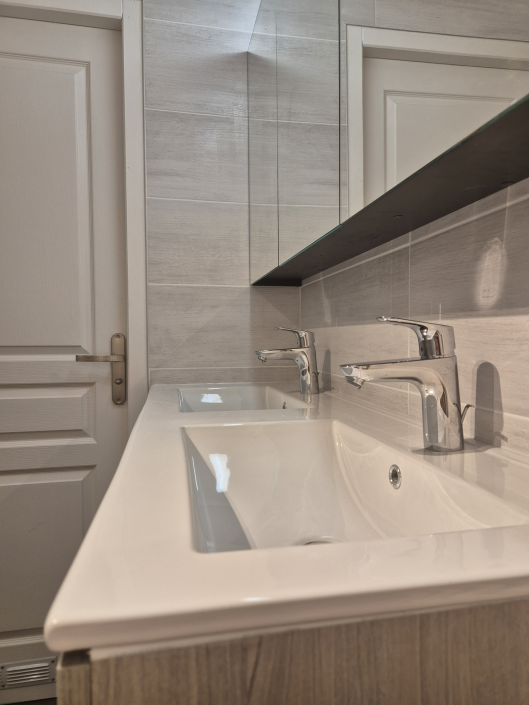 La Norma Chalet 96 - nieuwe luxe badkamer detail badmeubel dubbele kranen