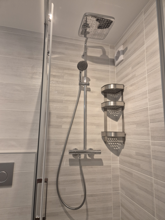 La Norma Chalet 96 - nieuwe luxe badkamer regendouche