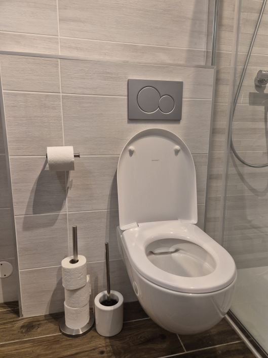 La Norma Chalet 96 - nieuwe luxe badkamer met hangend toilet
