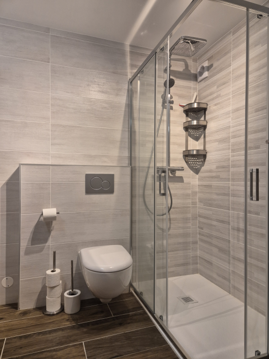 La Norma Chalet 96 - nieuwe luxe badkamer hangend toilet naast douche
